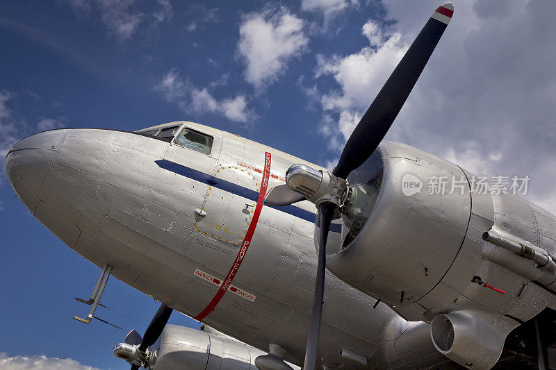 道格拉斯由c - 47组成架空列车